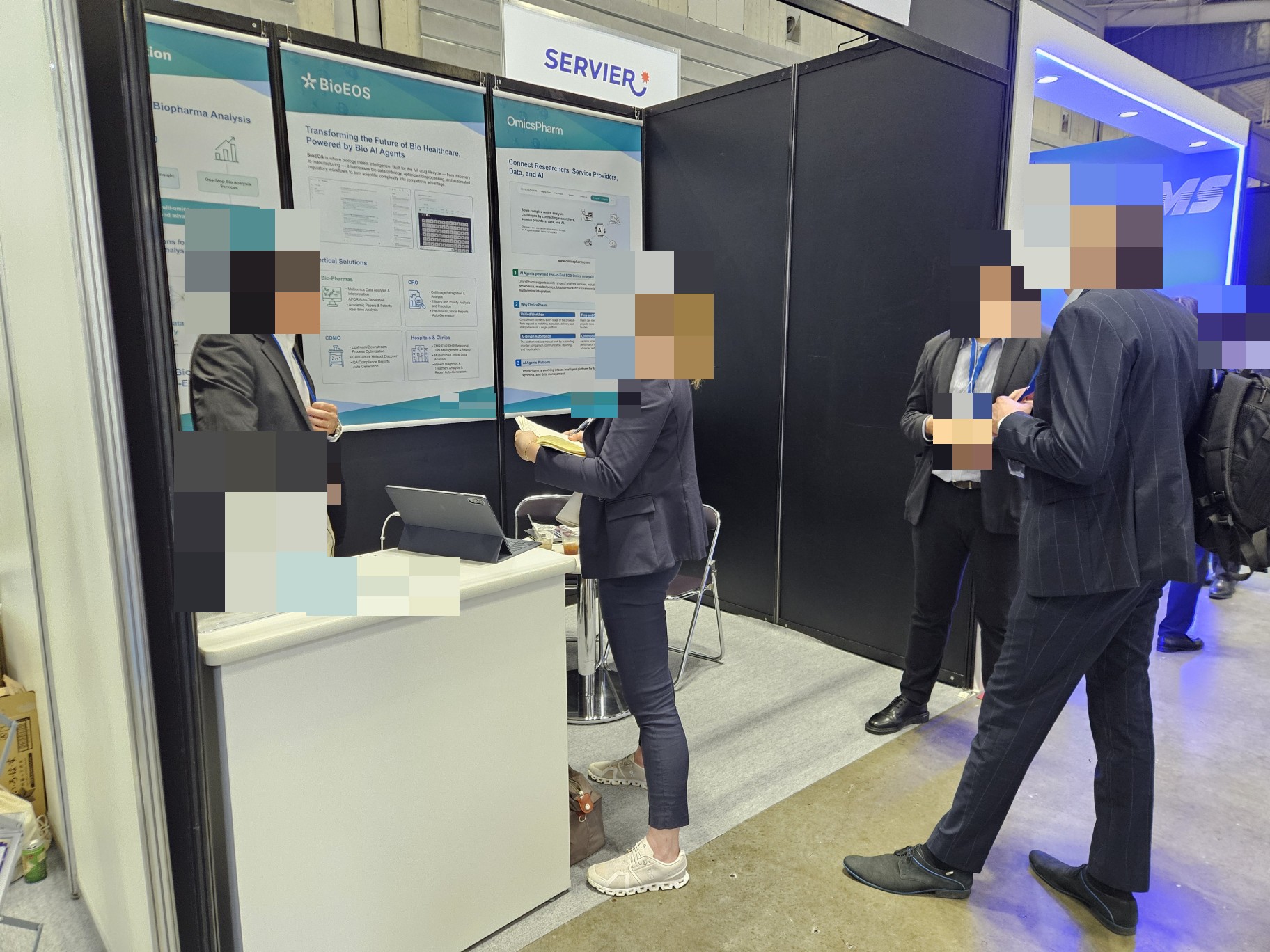 참석자의 얼굴과 명찰을 비식별 처리한 BioJapan 상담 현장
