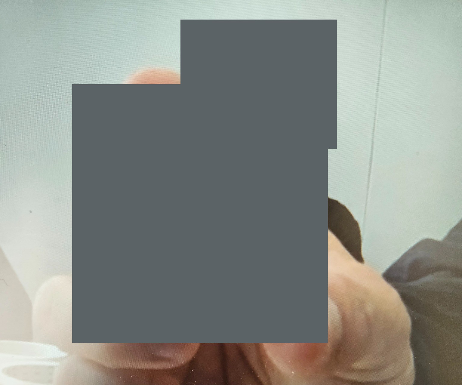 식별정보를 가린 라벨 샘플을 카메라 가까이 보여 주는 Zoom 상담 장면